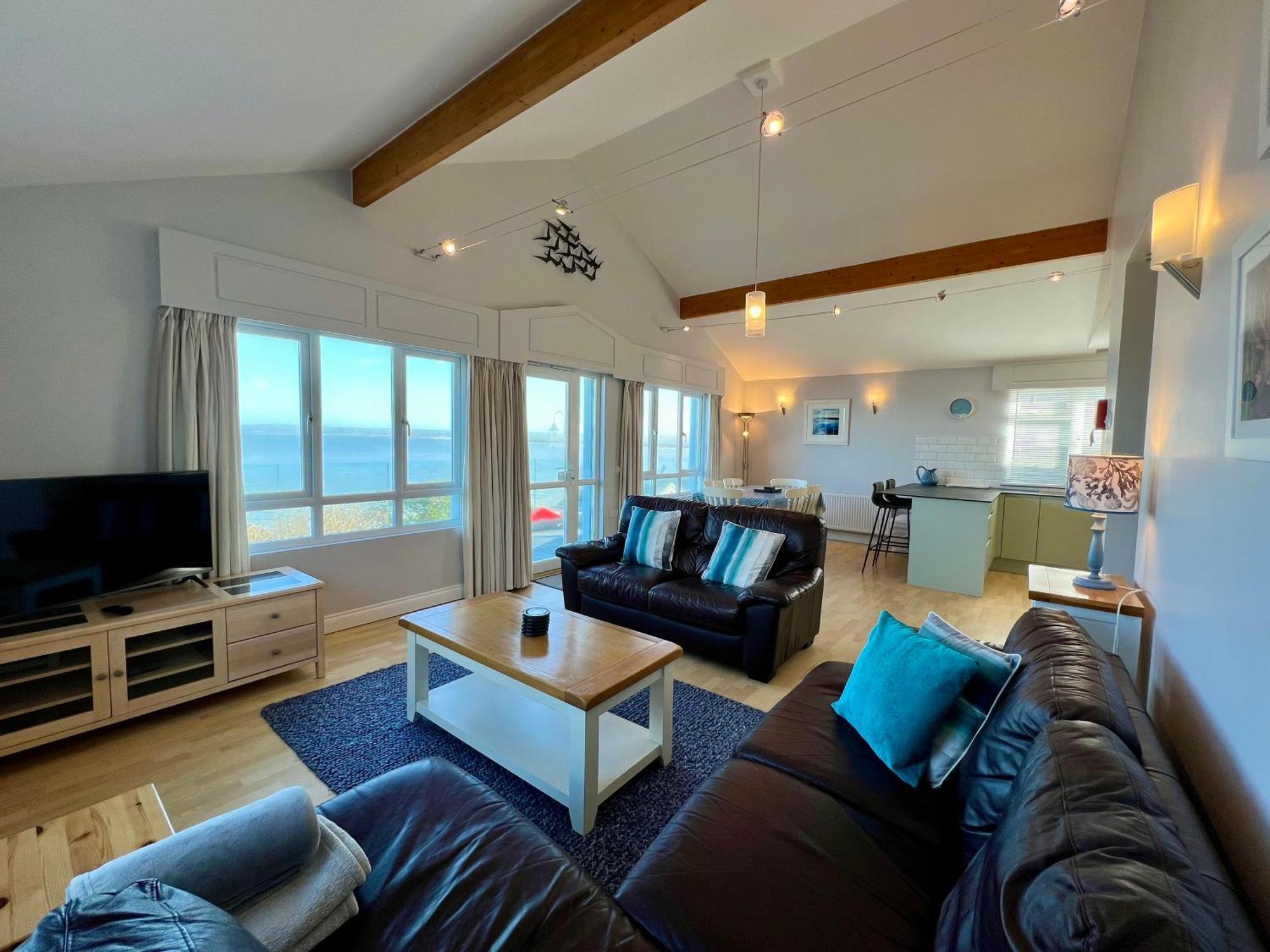Golden Bay Village Апартаменты Вествард Хо
